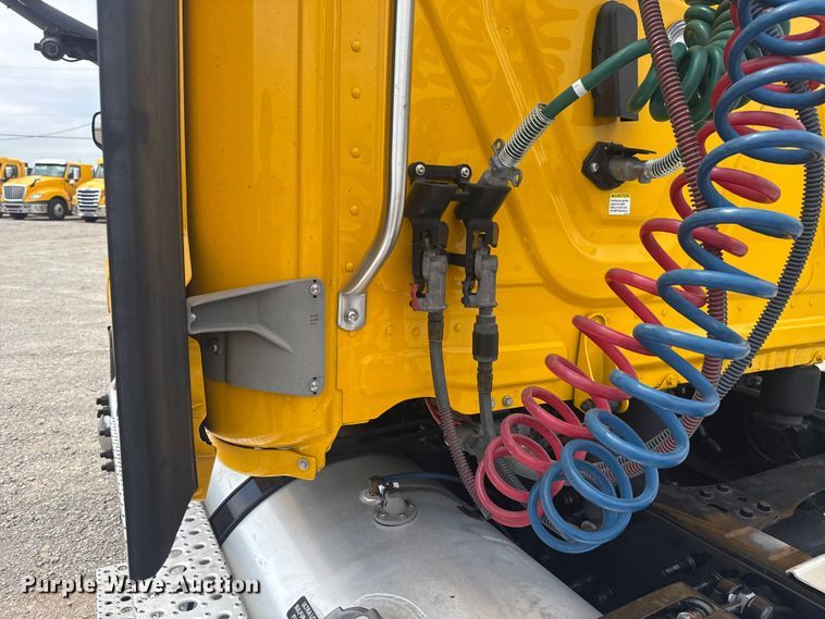 image for item ET6079 2021 Freightliner Cascadia 126 semi truck