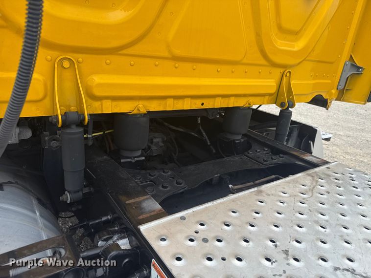 image for item ET6079 2021 Freightliner Cascadia 126 semi truck