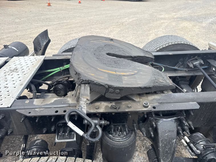 image for item ET6079 2021 Freightliner Cascadia 126 semi truck