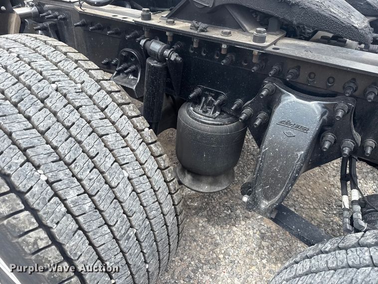 image for item ET6079 2021 Freightliner Cascadia 126 semi truck