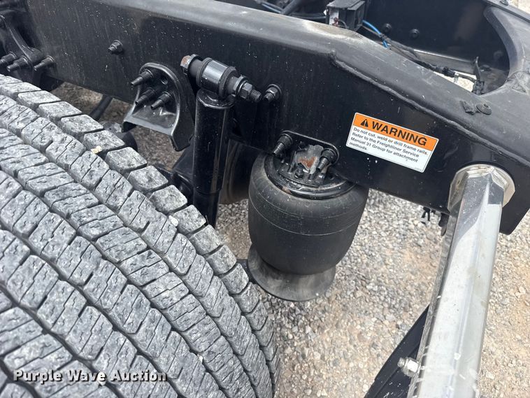 image for item ET6079 2021 Freightliner Cascadia 126 semi truck