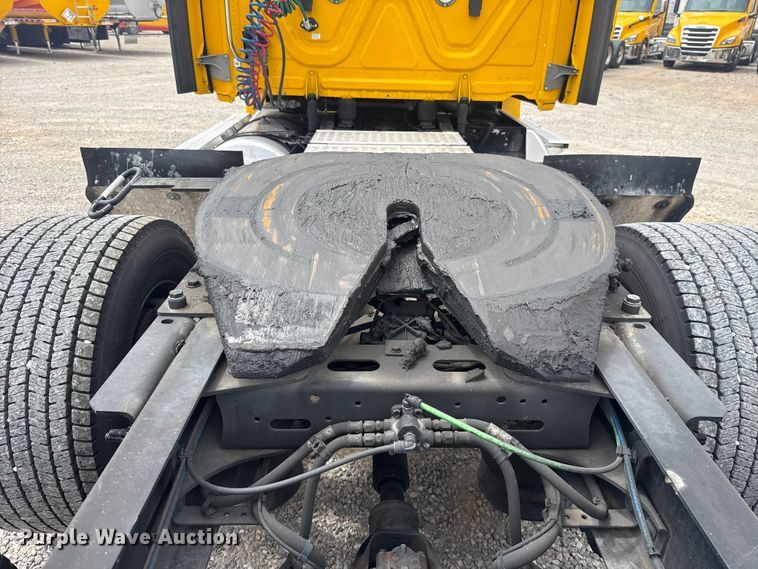 image for item ET6079 2021 Freightliner Cascadia 126 semi truck