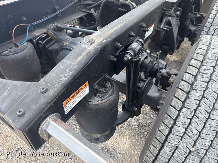 image for item ET6079 2021 Freightliner Cascadia 126 semi truck