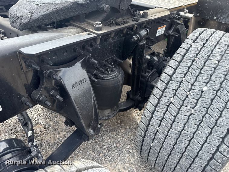 image for item ET6079 2021 Freightliner Cascadia 126 semi truck