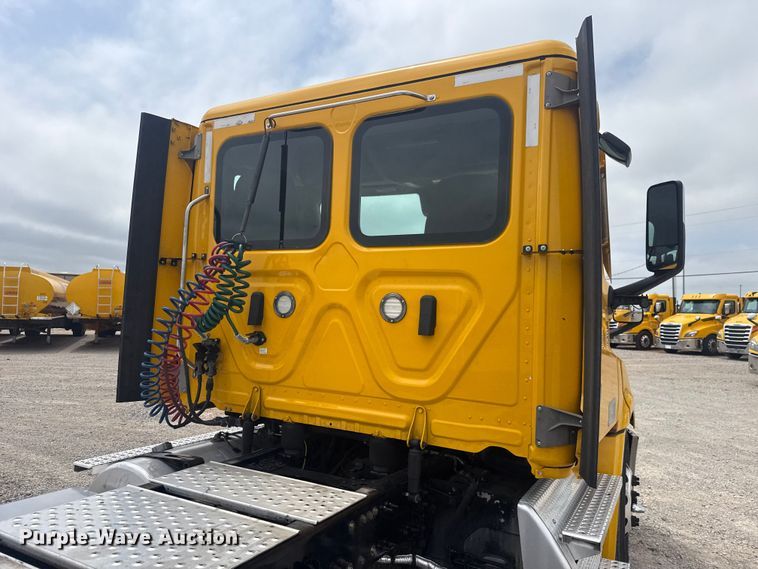 image for item ET6079 2021 Freightliner Cascadia 126 semi truck