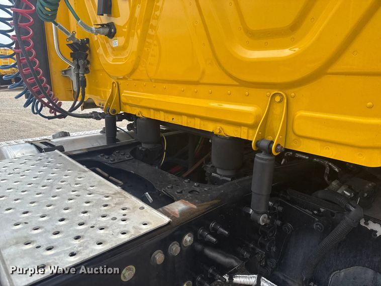 image for item ET6079 2021 Freightliner Cascadia 126 semi truck