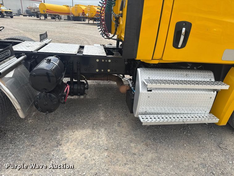 image for item ET6079 2021 Freightliner Cascadia 126 semi truck