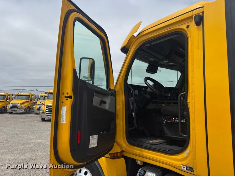 image for item ET6079 2021 Freightliner Cascadia 126 semi truck