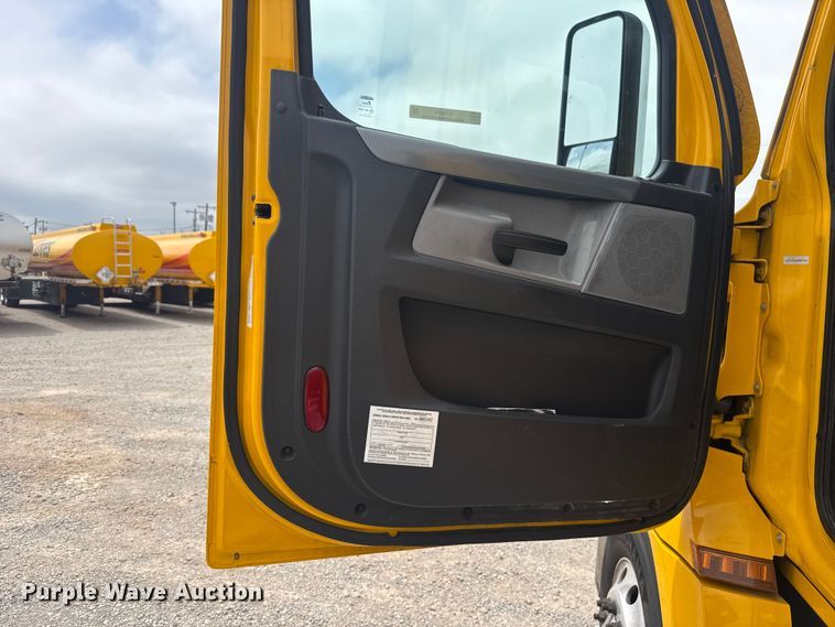 image for item ET6079 2021 Freightliner Cascadia 126 semi truck