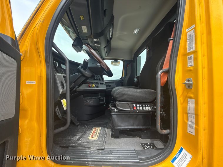 image for item ET6079 2021 Freightliner Cascadia 126 semi truck