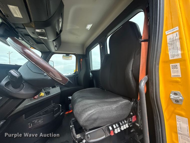 image for item ET6079 2021 Freightliner Cascadia 126 semi truck