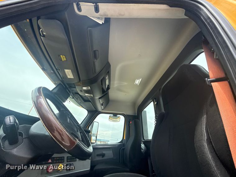 image for item ET6079 2021 Freightliner Cascadia 126 semi truck