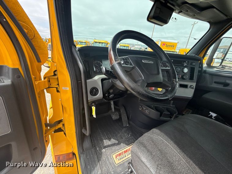 image for item ET6079 2021 Freightliner Cascadia 126 semi truck