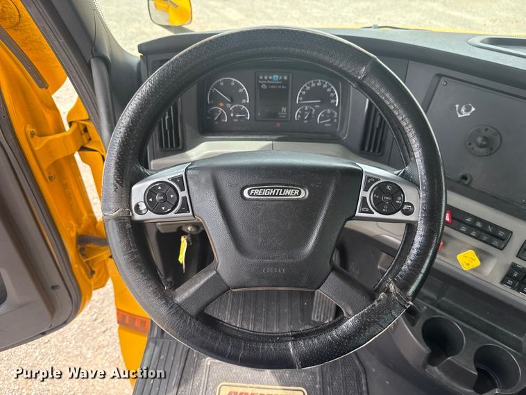 image for item ET6079 2021 Freightliner Cascadia 126 semi truck