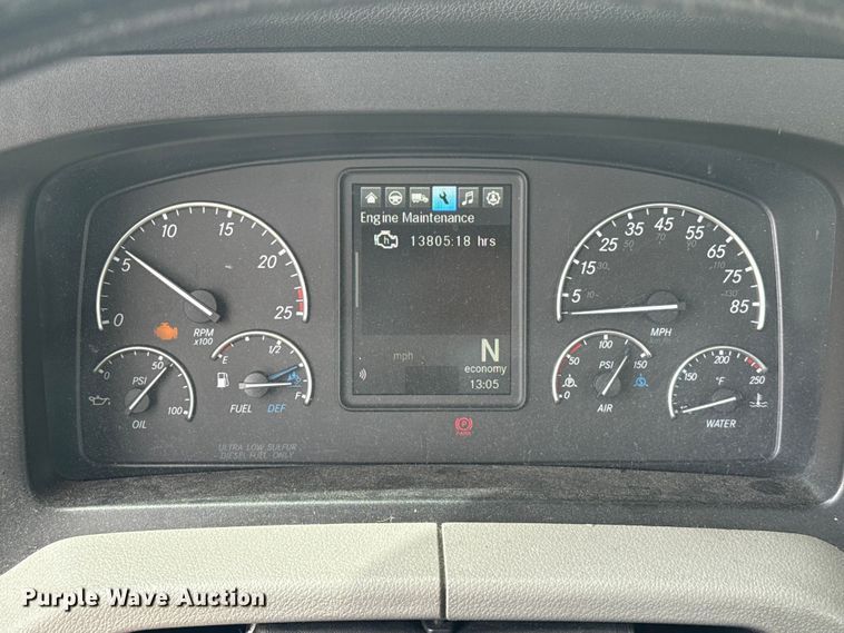 image for item ET6079 2021 Freightliner Cascadia 126 semi truck