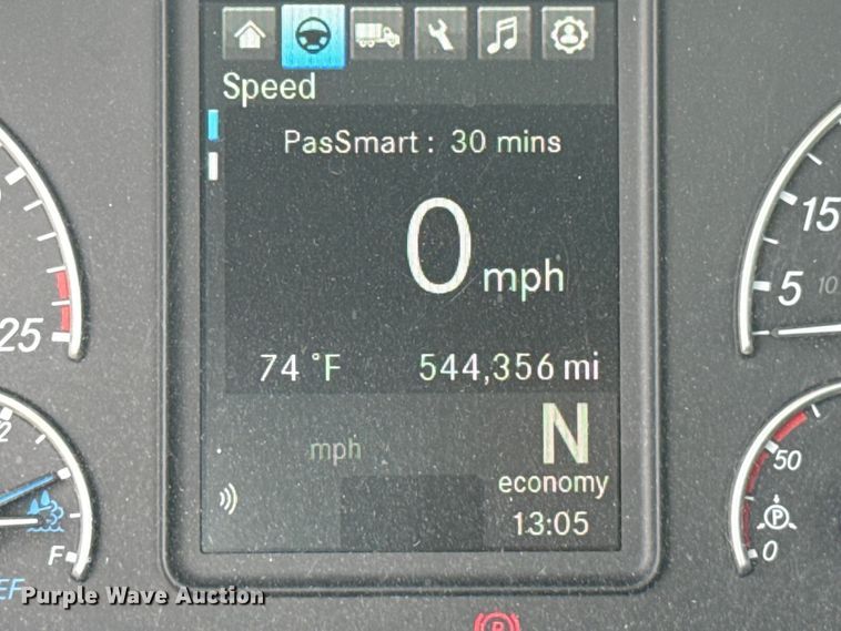 image for item ET6079 2021 Freightliner Cascadia 126 semi truck