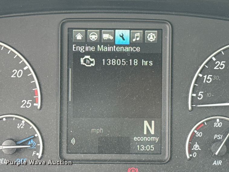 image for item ET6079 2021 Freightliner Cascadia 126 semi truck