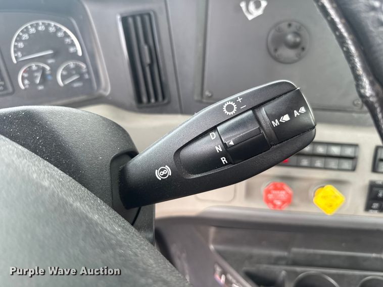 image for item ET6079 2021 Freightliner Cascadia 126 semi truck