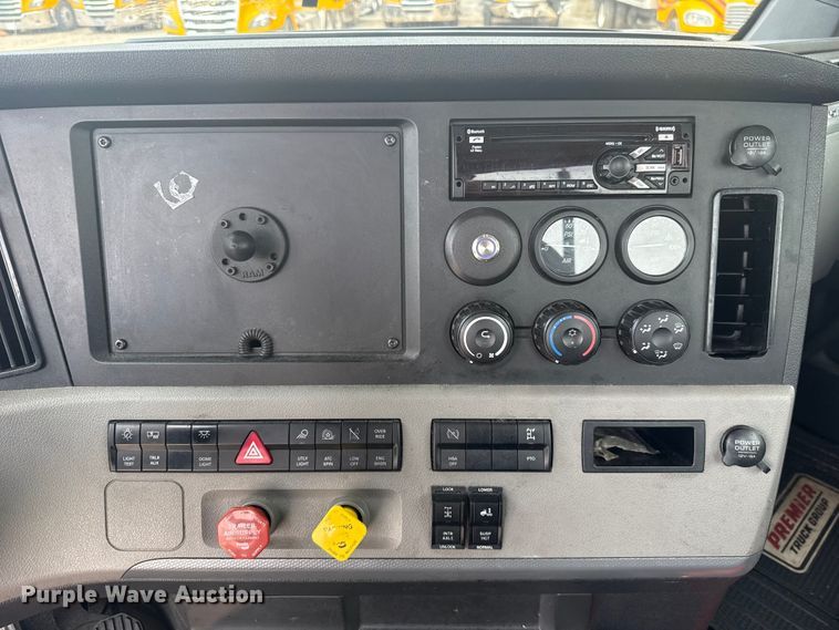 image for item ET6079 2021 Freightliner Cascadia 126 semi truck