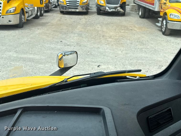 image for item ET6079 2021 Freightliner Cascadia 126 semi truck