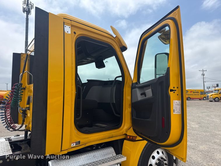 image for item ET6079 2021 Freightliner Cascadia 126 semi truck