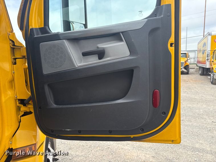 image for item ET6079 2021 Freightliner Cascadia 126 semi truck