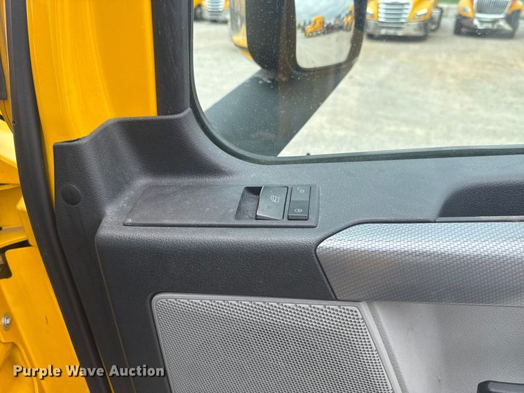 image for item ET6079 2021 Freightliner Cascadia 126 semi truck