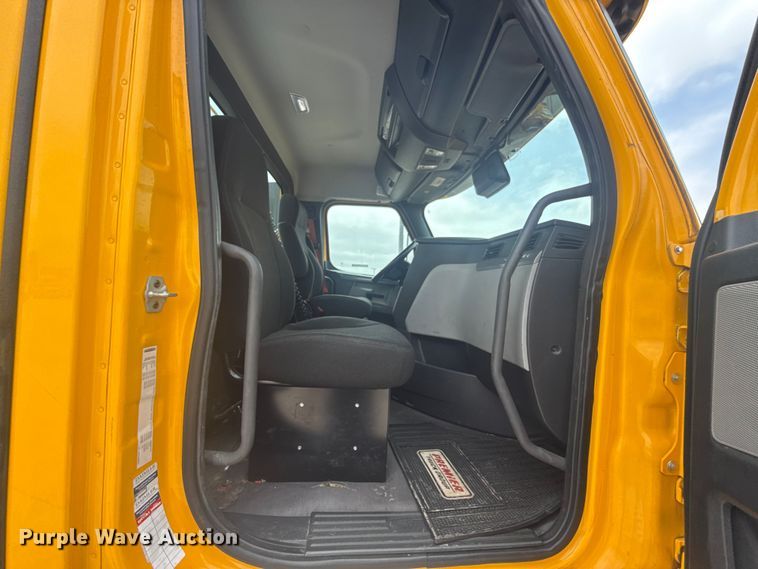 image for item ET6079 2021 Freightliner Cascadia 126 semi truck