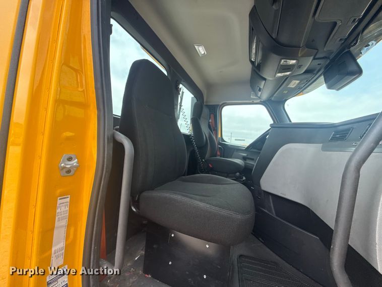 image for item ET6079 2021 Freightliner Cascadia 126 semi truck