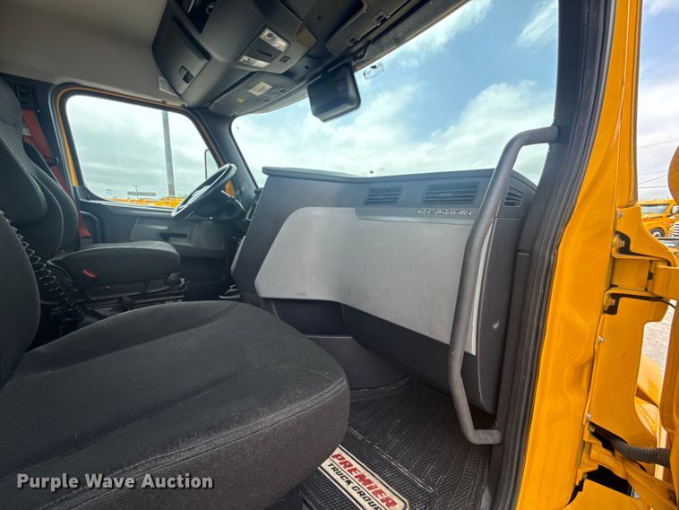 image for item ET6079 2021 Freightliner Cascadia 126 semi truck