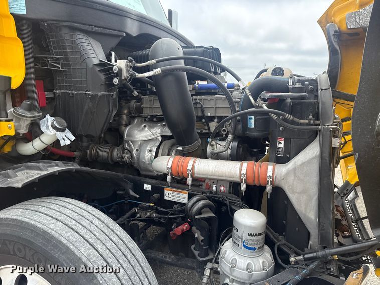 image for item ET6079 2021 Freightliner Cascadia 126 semi truck