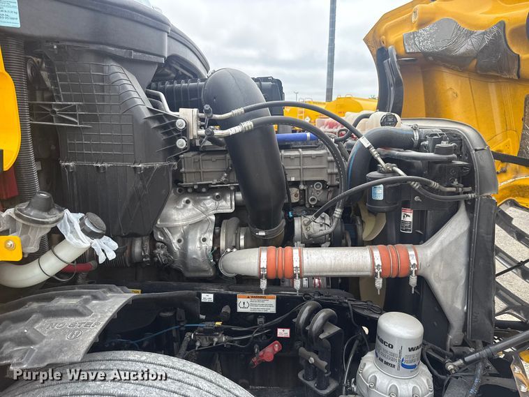 image for item ET6079 2021 Freightliner Cascadia 126 semi truck