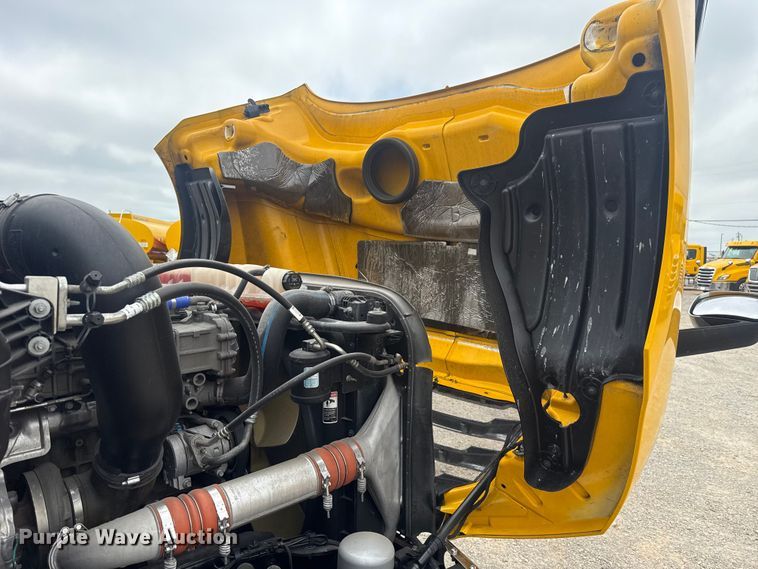 image for item ET6079 2021 Freightliner Cascadia 126 semi truck