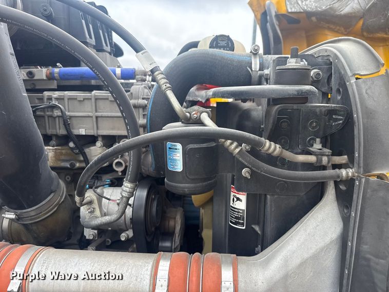 image for item ET6079 2021 Freightliner Cascadia 126 semi truck