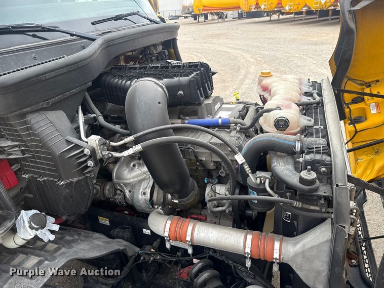 image for item ET6079 2021 Freightliner Cascadia 126 semi truck