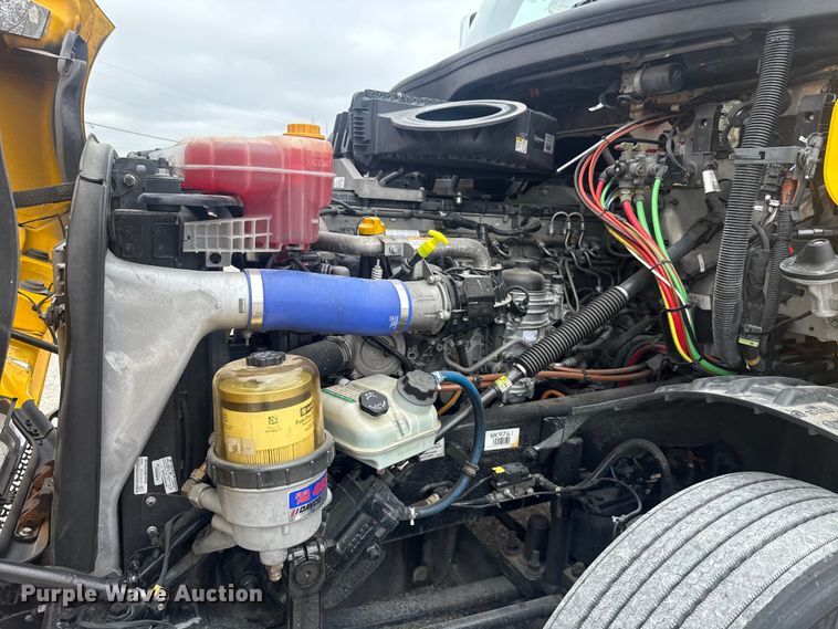 image for item ET6079 2021 Freightliner Cascadia 126 semi truck