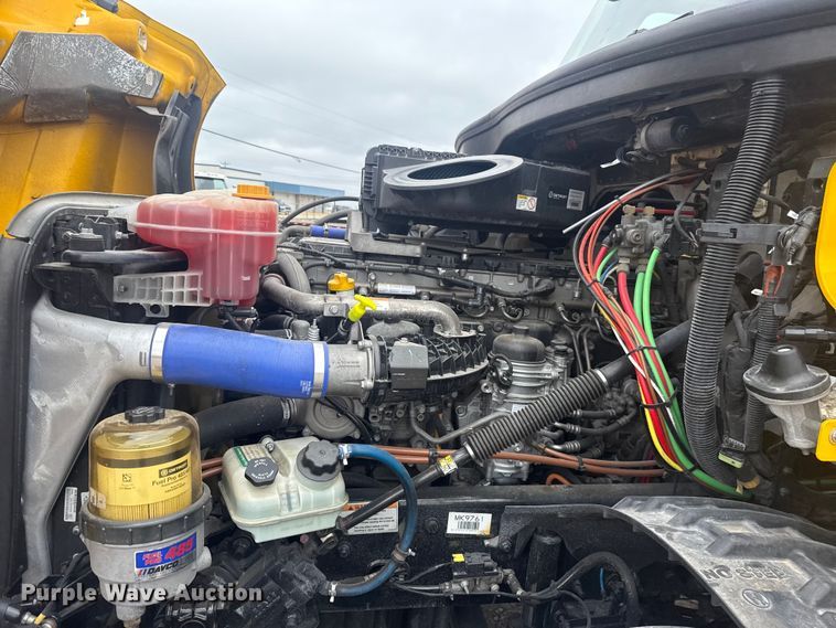 image for item ET6079 2021 Freightliner Cascadia 126 semi truck