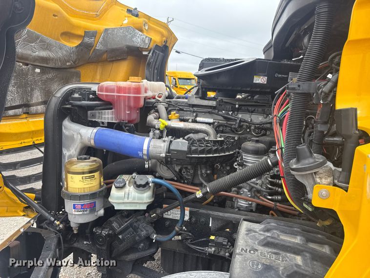 image for item ET6079 2021 Freightliner Cascadia 126 semi truck