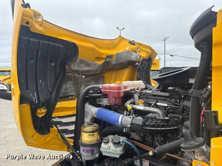 image for item ET6079 2021 Freightliner Cascadia 126 semi truck