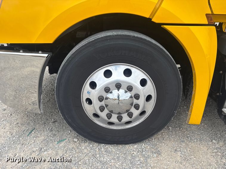 image for item ET6079 2021 Freightliner Cascadia 126 semi truck