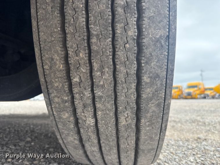 image for item ET6079 2021 Freightliner Cascadia 126 semi truck