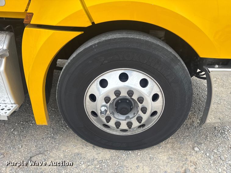 image for item ET6079 2021 Freightliner Cascadia 126 semi truck