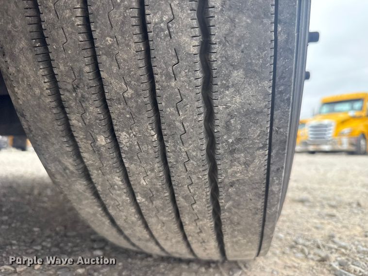 image for item ET6079 2021 Freightliner Cascadia 126 semi truck