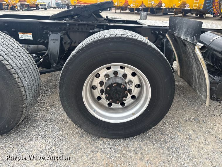 image for item ET6079 2021 Freightliner Cascadia 126 semi truck