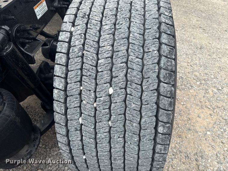 image for item ET6079 2021 Freightliner Cascadia 126 semi truck