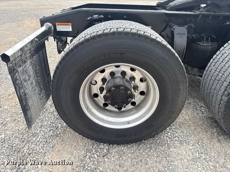 image for item ET6079 2021 Freightliner Cascadia 126 semi truck