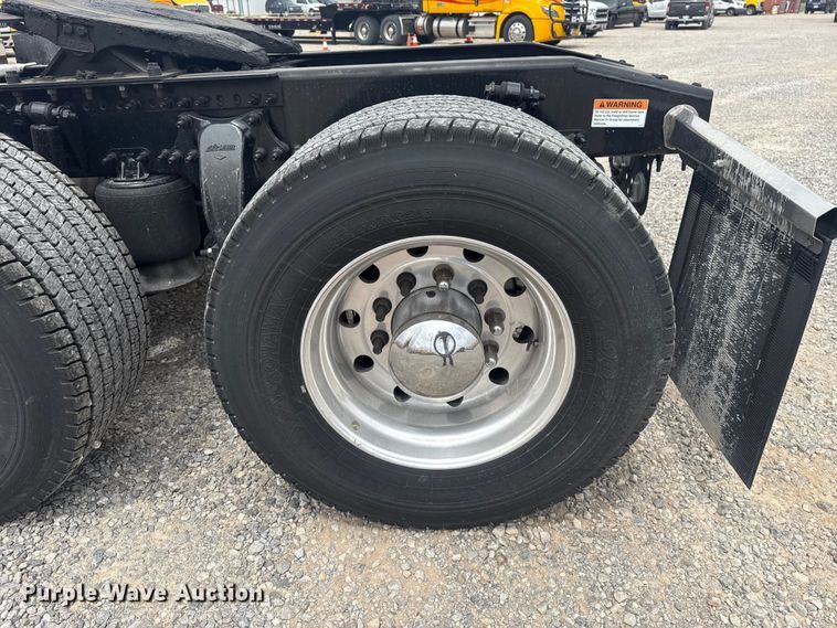 image for item ET6079 2021 Freightliner Cascadia 126 semi truck