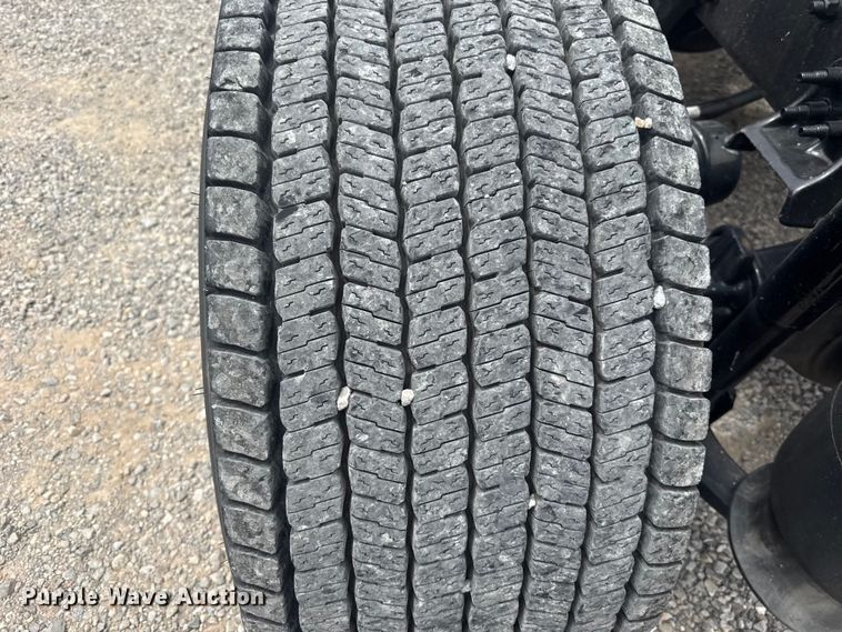 image for item ET6079 2021 Freightliner Cascadia 126 semi truck