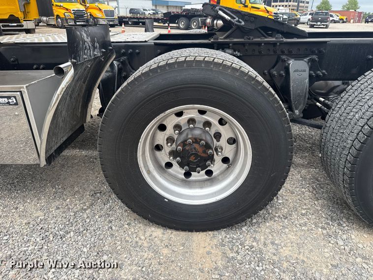 image for item ET6079 2021 Freightliner Cascadia 126 semi truck