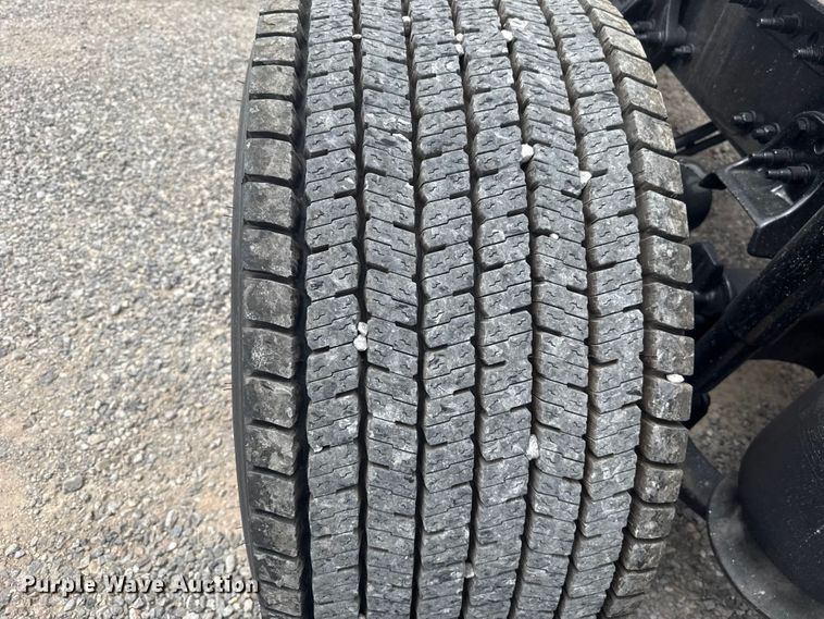 image for item ET6079 2021 Freightliner Cascadia 126 semi truck